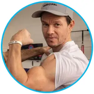 Mark Wahlberg (Cantante Modelo Actor Empresario y fanático del ejercicio) | Reconocimiento y exposición de sus trabajos al publico de habla hispana | ProtFit.com